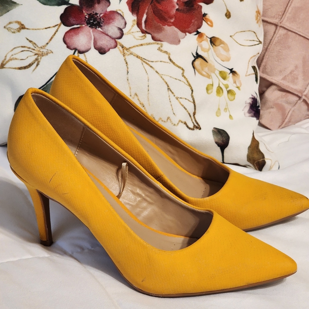 Ellen Tracy Gold Yellow Heels 7 1/2